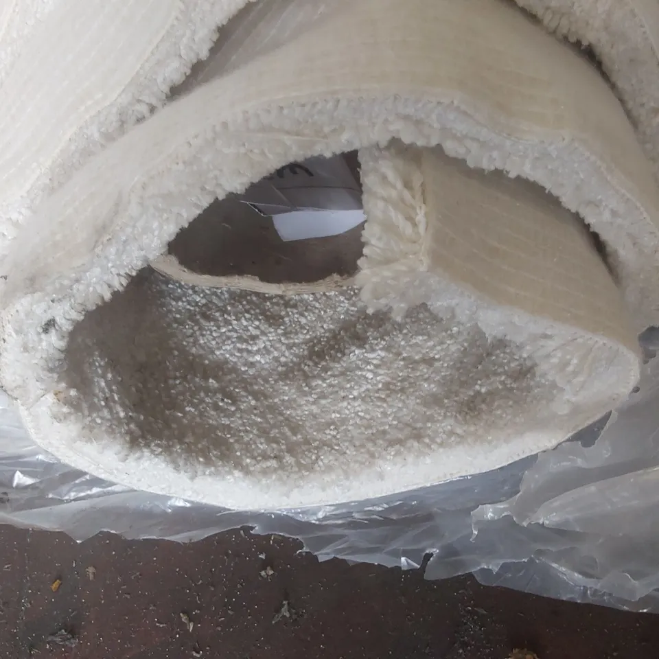 ROLL OF QUALITY CAMDEN DELUXE VANILLA CREAM CARPET - APPROXIMATELY 3.95 x 5m