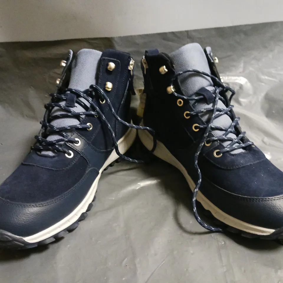 BOXED PAIR OF DAMART WALKING BOOTS IN NAVY SIZE EU 41