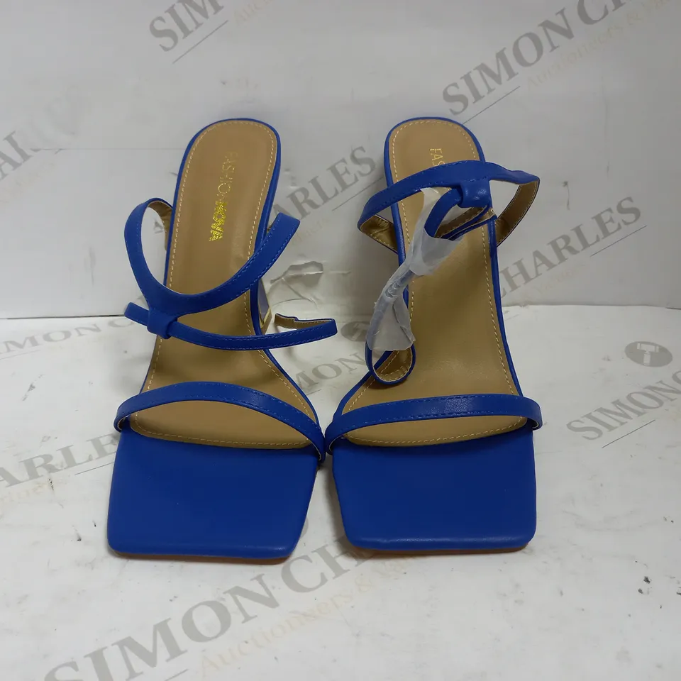 FASHION NOVA BLUE STRAPPY SQUARE HEELS SIZE 8.5