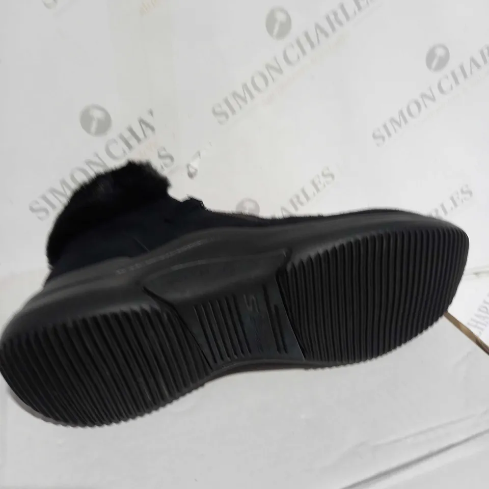 SKECHERS ON-THE-GO MIDTOWN GOODNATURED SUEDE LACE UP CHUGGA BOOT - BLACK - UK 5.5