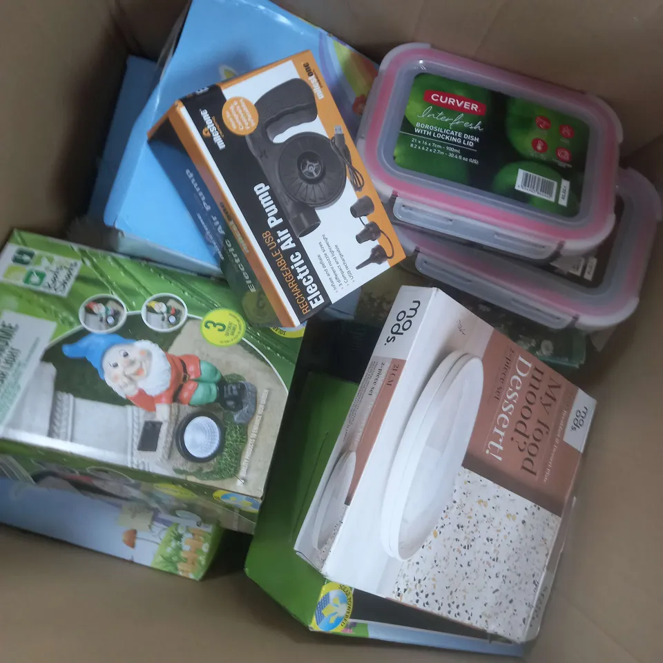 BOX OF APPROXIMATELY 10 ASSORTED ITEMS TO INCLUDE LOCK DISH, GARDEN GNOME, PLATES ETC
