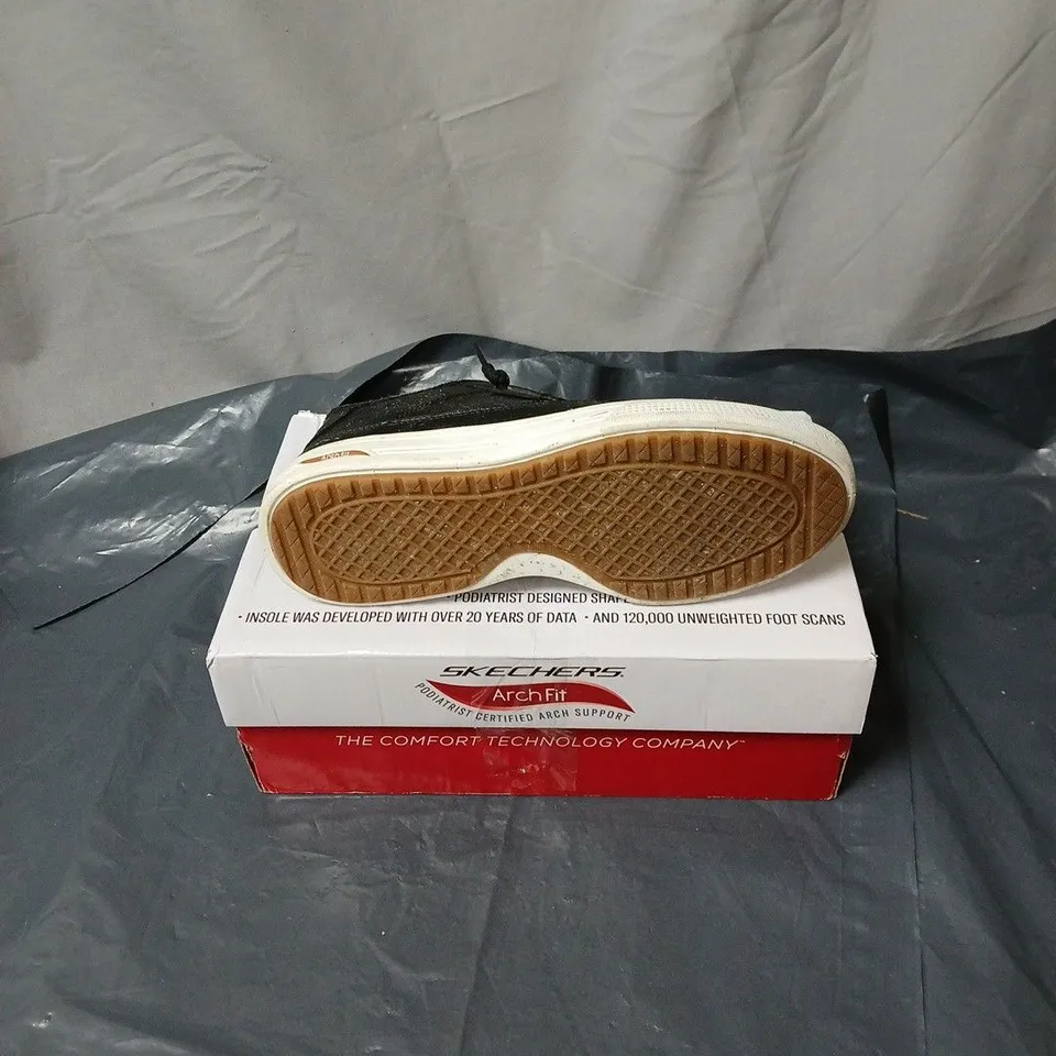 BOXED PAIR OF SKECHERS ARCADE TRAINERS IN BLACK SIZE 5.5