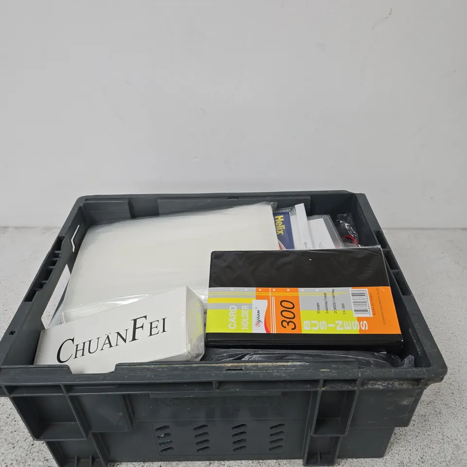APPROXIMATELY 25 ASSORTED ITEMS INCLUDING CHUAN FEI PROTECTIVE CASE, YIJIAN CARD HOLDER AND A HELIX LETTERING STENCIL