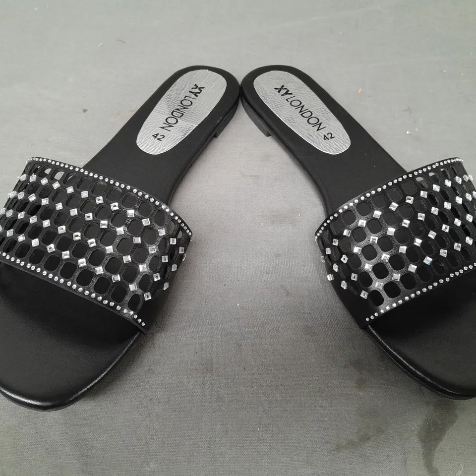 BOXED PAIR OF XY LONDON OPEN TOE SLIDE SANDALS IN BLACK W. JEWEL EFFECT EU SIZE 42