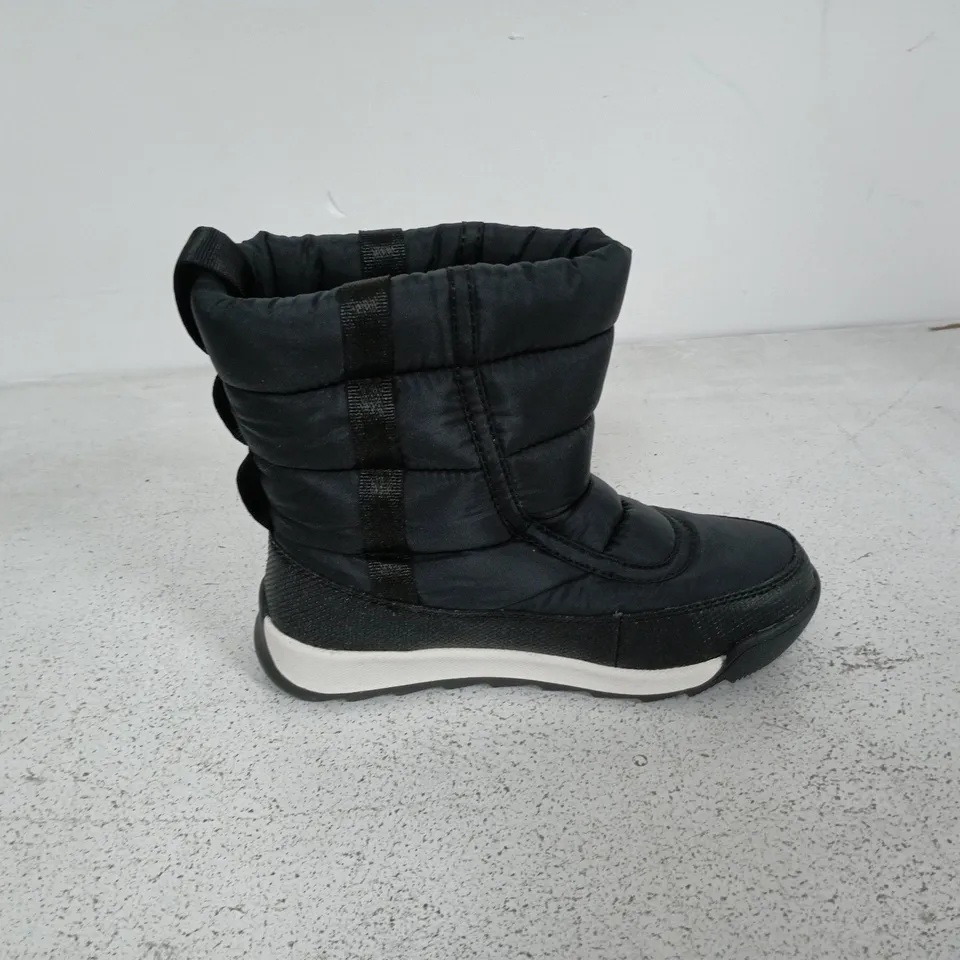 BOXED PAIR OF SOREL CHILDRENS WHITNEY 2 PUFFY MID BOOTS IN BLACK - UK 12