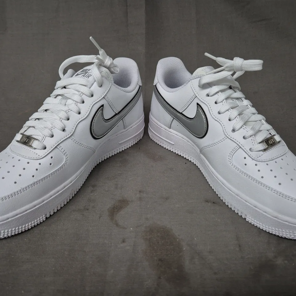 BOXED PAIR OF NIKE WOMEN'S AIR FORCE 1 '07 ESS SHOES IN WHITE/METALLIC SILVER UK SIZE 6.5