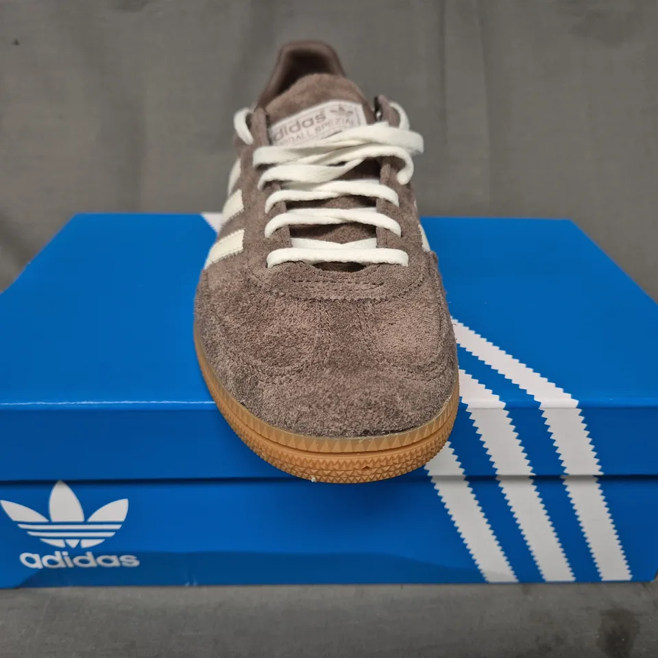 BOXED PAIR OF ADIDAS HANDBALL SPEZIAL W SHOES IN TAUPE/WHITE UK SIZE 7.5