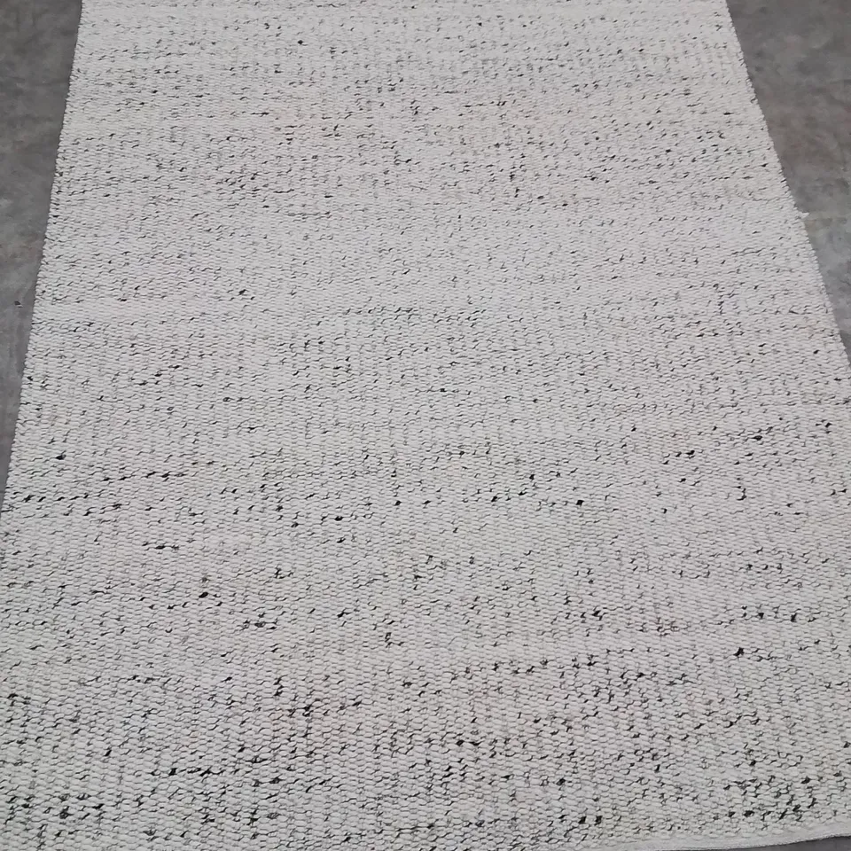 QUALITY DESIGNER AREA RUG // APPROX SIZE: 200 X 290 cm
