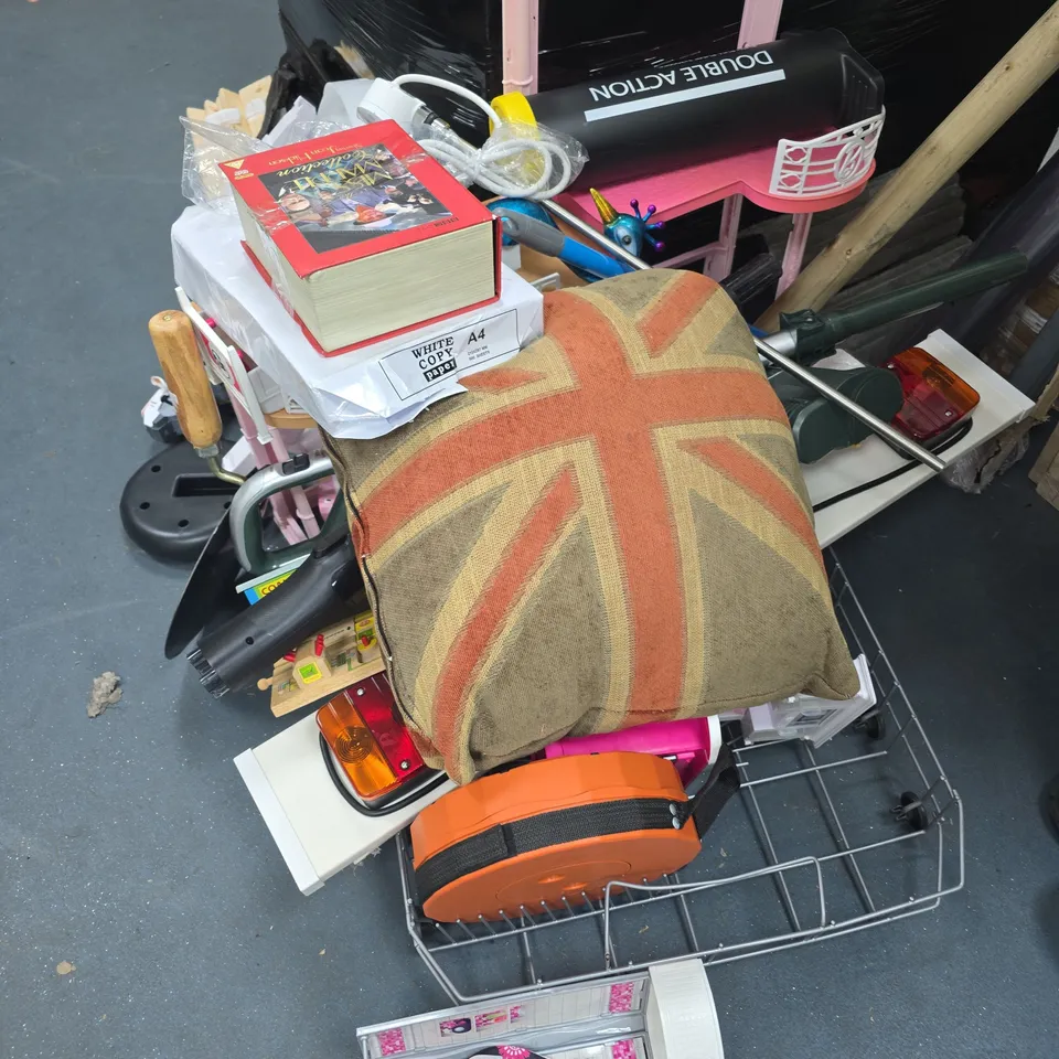 LOT OF ASSORTED HOUSEHOLD ITEMS TO INCLUDE RUGS, JIGSAW PUZZLE AND VARIOUS MEDIA