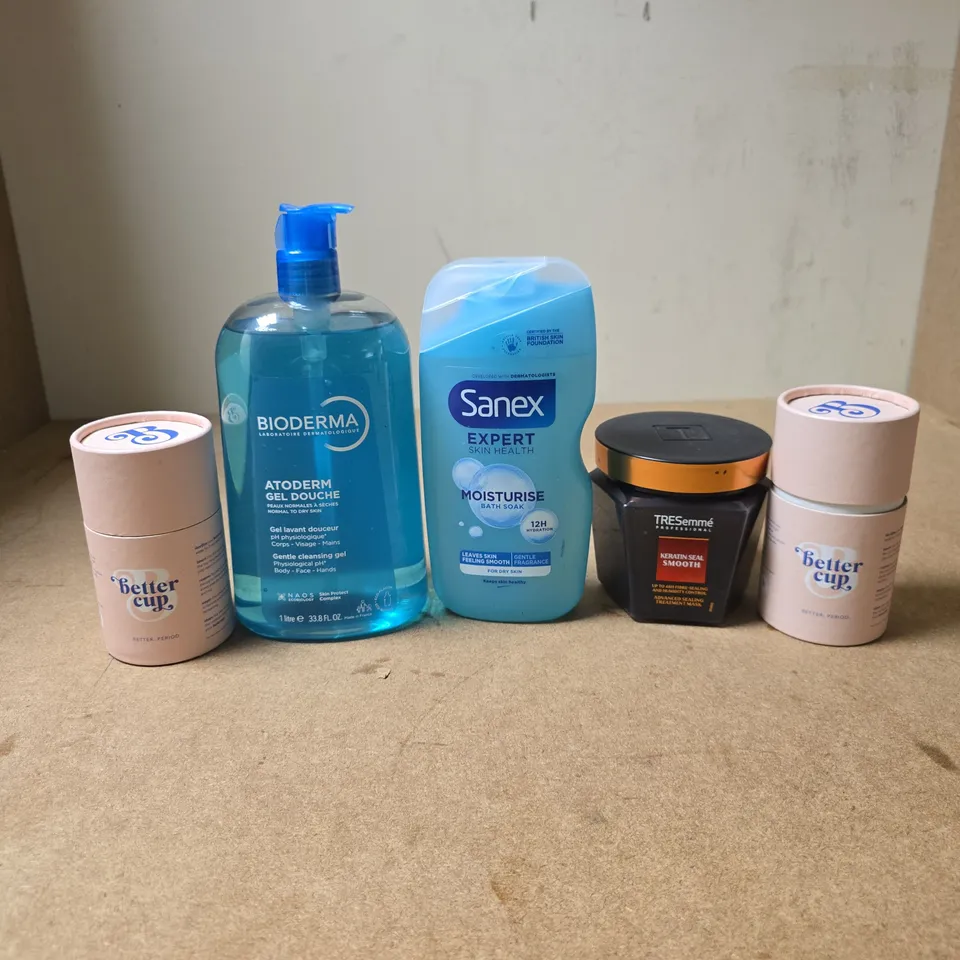 TOTE OF APPROXIMATELY 20 ASSORTED COSMETIC ITEMS TO INCLUDE BETTER CUP, SANEX, TRESEMME, BIODERMA ETC
