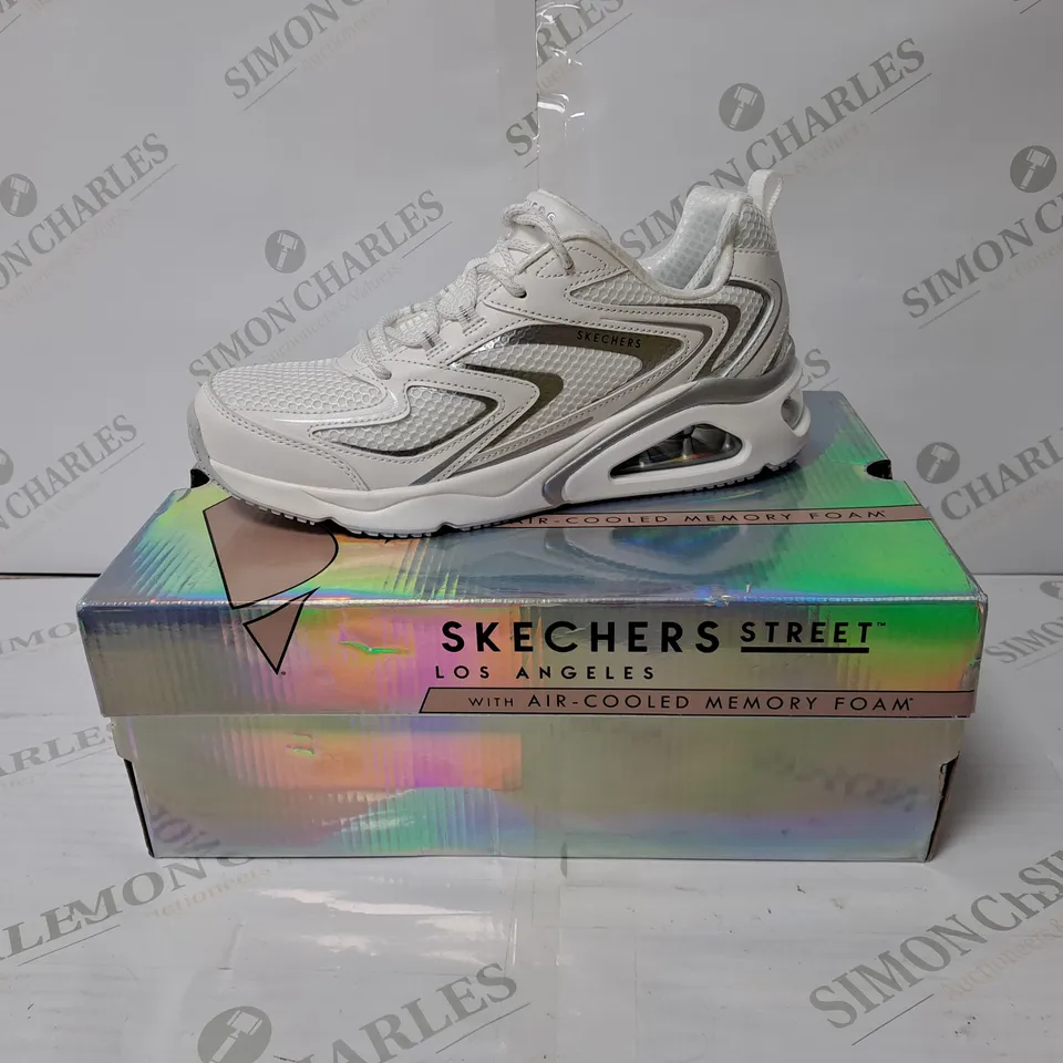 BOXED PAIR OF SKETCHERS LOS ANGELES STREET TRAINERS // SIZE: 6 UK
