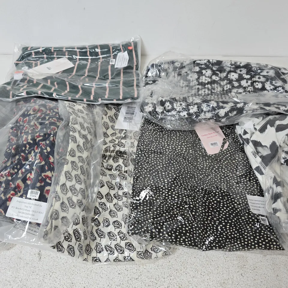 BOX OF APPROX 20 ASSORTED CLOTHING ITEMS TO INCLUDE SHIRTS, TOPS, PAJAMAS, ETC 