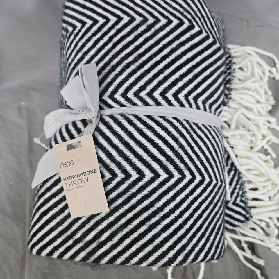 NEXT HERRINGBONE THROW – BLACK & WHITE, 130 X 150 CM