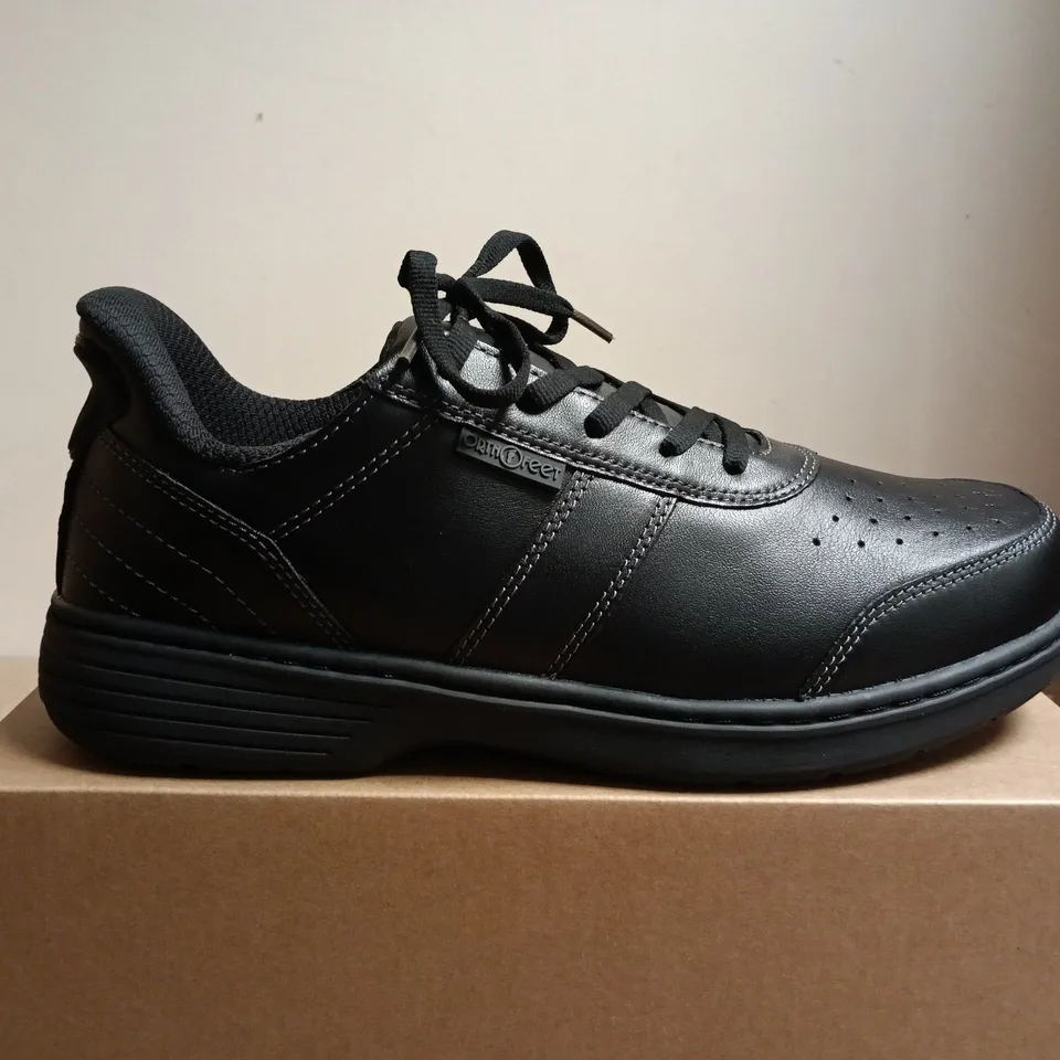 BOXED PAIR OF ORTHOFEET PIERRE BLACK X-WIDE (4E) MEN'S SHOES, UK9 (EU 42.5)