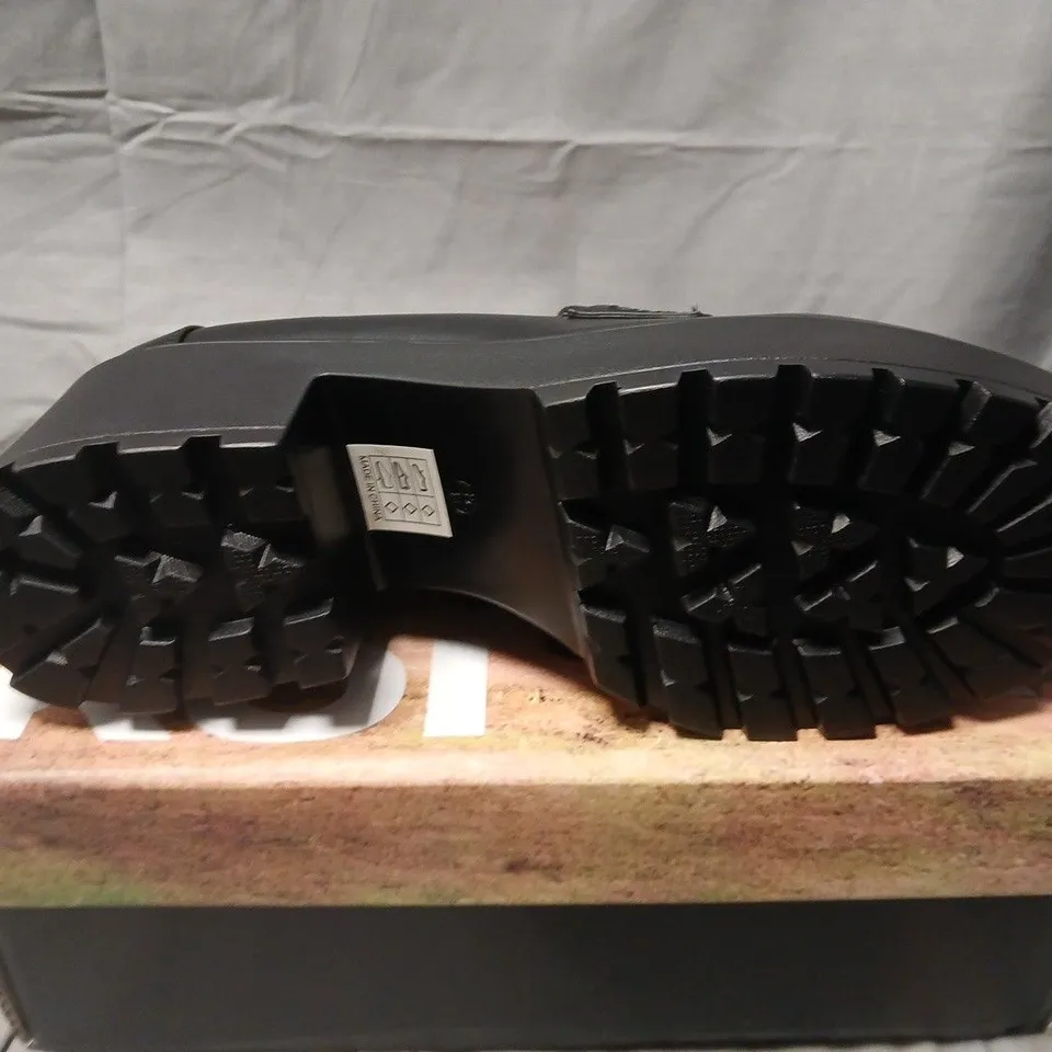 BOXED PAIR OF KOI VIGO CLASSIC CHUNKY SHOES - UK 10