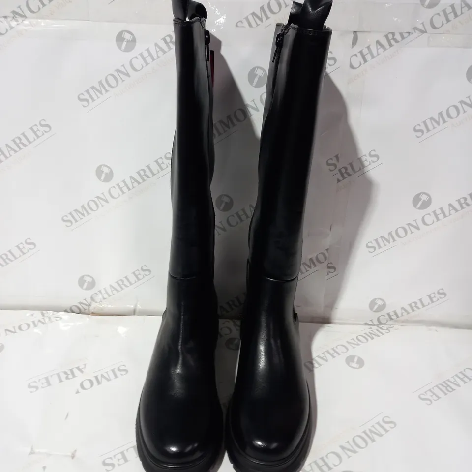 BLACK KNEEHIGH BOOTS SIZE 5