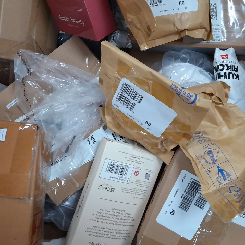 BOX OF APPROXIMATELY 15 ASSORTED HOUSEHOLD ITEMS TO INCLUDE HAIR REMOVERS, ETC