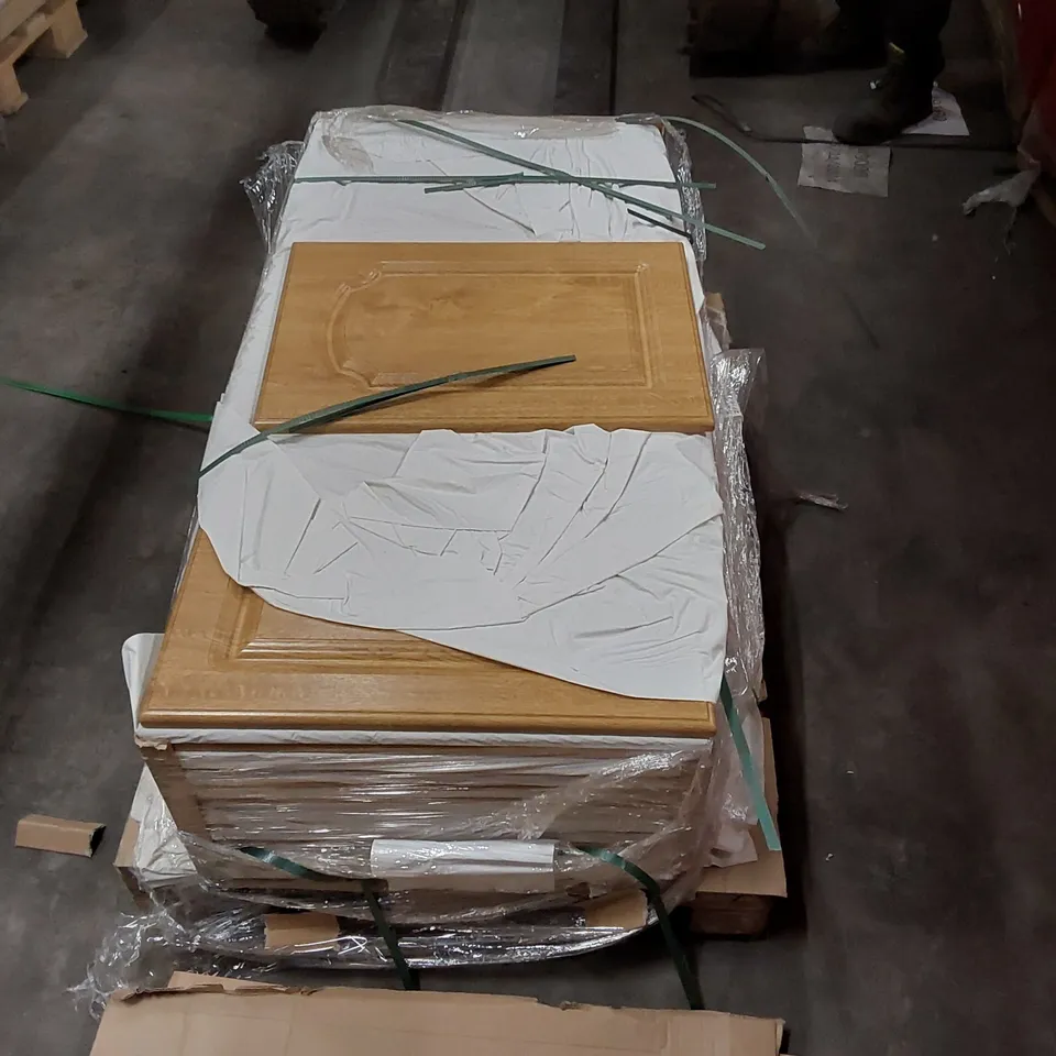 PALLET OF LARGE QUANTITY OF KITCHENS/BEDROOM REPLACEMENT CABINET DOOR/DRAWER/END PANELS IN ASSORTED SIZES 