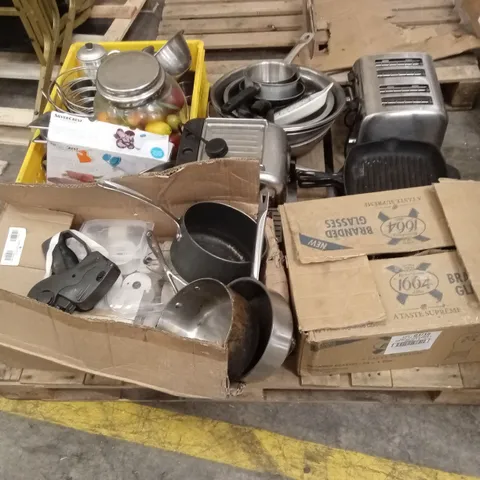 PALLET OF ASSORTED CATERING PRODUCTS TO INCLUDE; BOWLS, POTS, PANS, MIXED CROCKERY ETC
