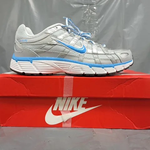 BOXED PAIR OF NIKE P-6000 SHOES IN METALLIC SILVER/BLUE SIZE 8.5