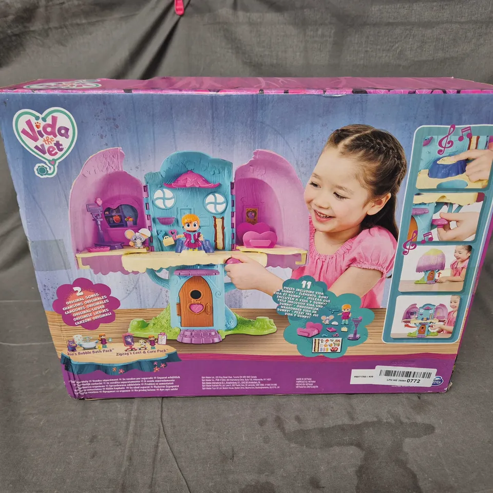 VIDA THE VET SWEETWOOD COZY CARE CLINIC PLAYSET – BOXED