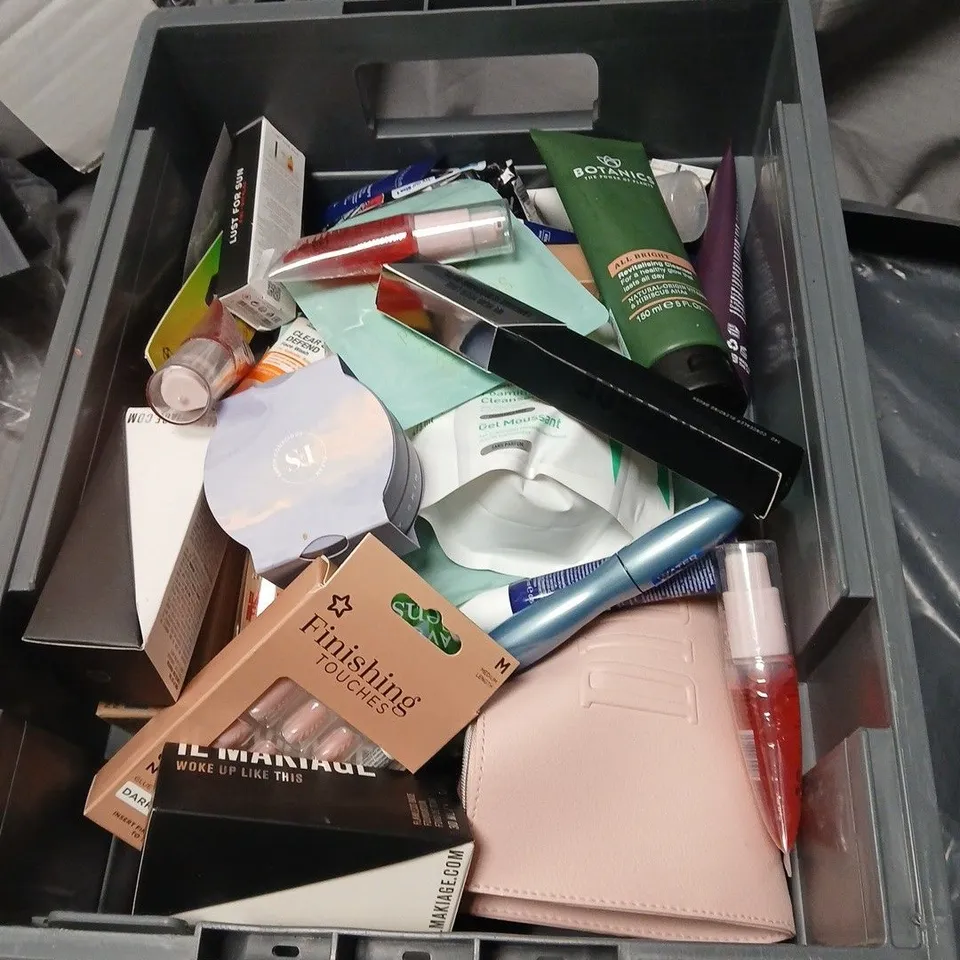 APPROXIMATELY 30 ASSORTED COSMETICS INCLUDING LYNX SHOWER GEL, BODY SCRUB, BOTANICS GLOW TONER, AVENE MICELLAR GEL, BIO KULT INTIMATE FLORA ETC