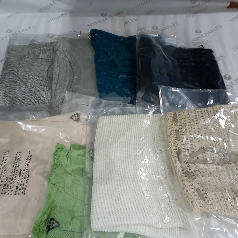 LOT OF 8 ASSORTED KNITWEAR CLOTHING ITEMS - VARIOUS SIZES