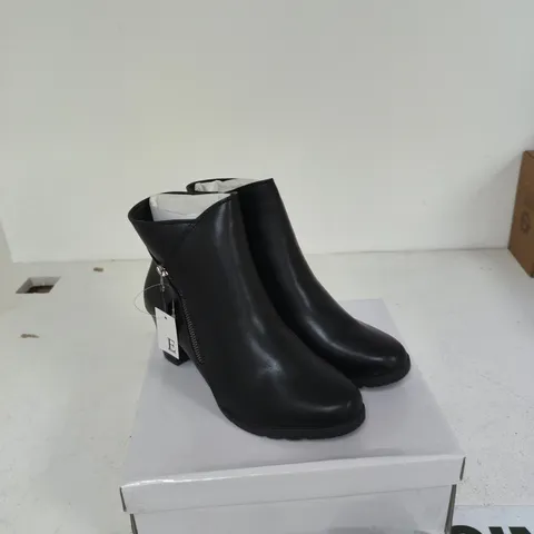 E SHOES BY EMMA AMY BLACK PU ANKLE BOOTS – UK 8