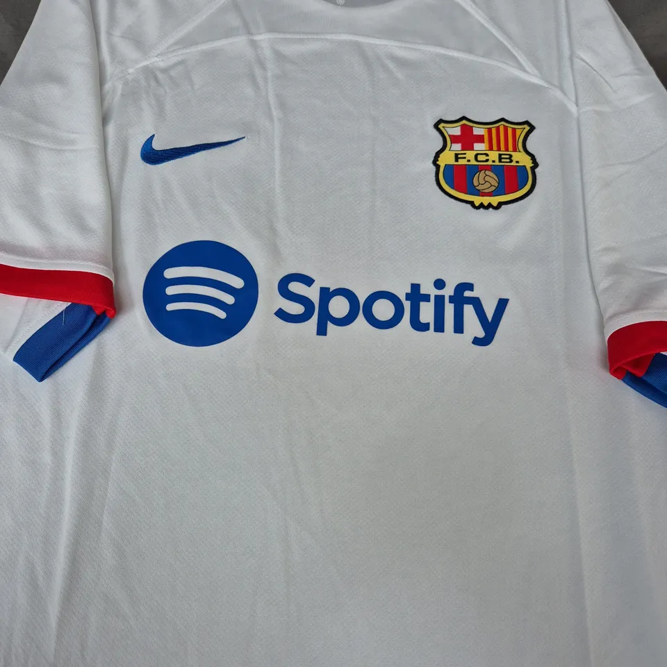 NIKE DRI-FIT BARCELONA JERSEY IN WHITE SIZE 3XL