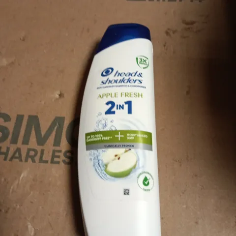 APPROXIMATELY 20 ASSORTED COSMETIC ITEMS INCLUDING HEAD & SHOULDERS SHAMPOO , TRESEMME SHAMPOO AND KOJIC CLEAR