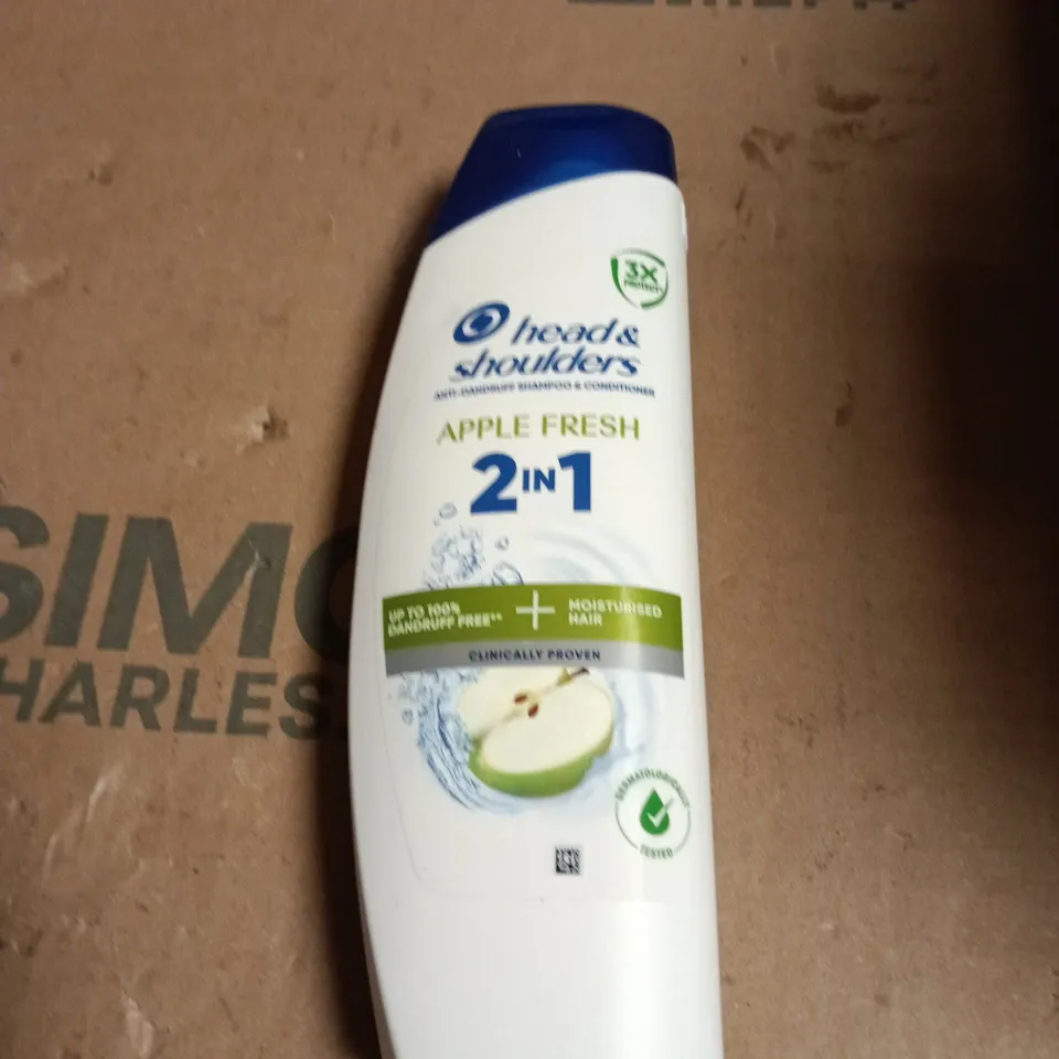 APPROXIMATELY 20 ASSORTED COSMETIC ITEMS INCLUDING HEAD & SHOULDERS SHAMPOO , TRESEMME SHAMPOO AND KOJIC CLEAR 