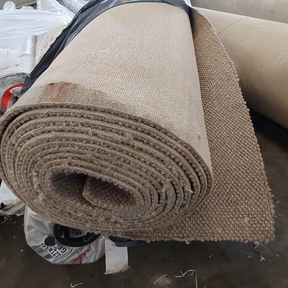 ROLL OF QUALITY EXQUISITE PRAIA CARPET // SIZE: APPROXIMATELY 7.7 X 5m