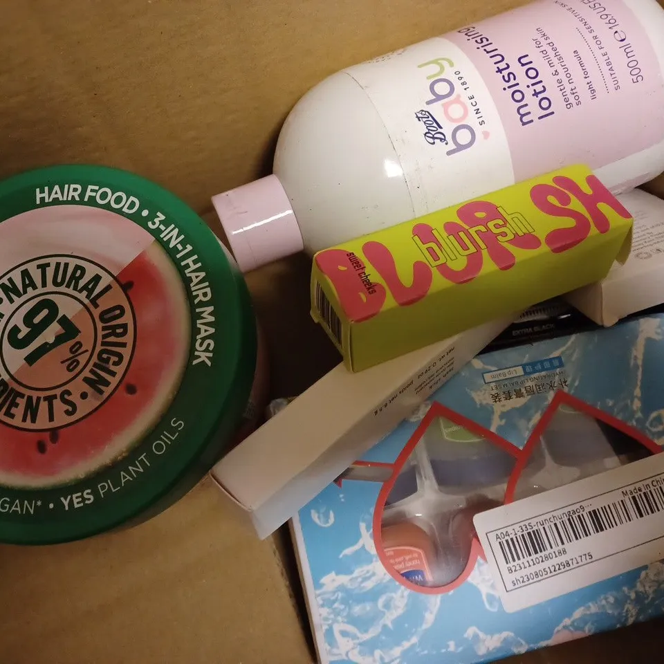APPROXIMATELY 10 ASSORTED HEALTH AND BEAUTY PRODUCTS TO INCLUDE BIODERMA CLEANSING OIL, CLARINS BODY LOTION, BIODERMA CLEANSING FOAMING GEL