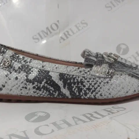 BOXED PAIR OF MODA IN PELLE ETHELIA SHOES IN WHITE/SILVER SIZE 6