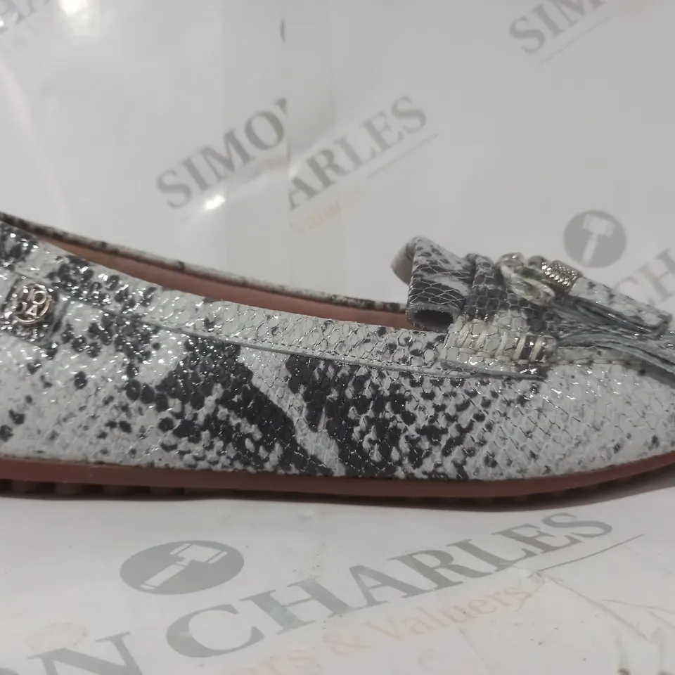 BOXED PAIR OF MODA IN PELLE ETHELIA SHOES IN WHITE/SILVER SIZE 6