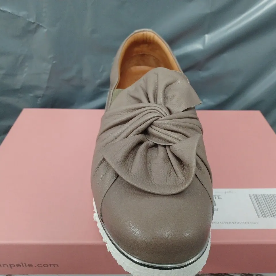 BOXED MODA IN PELLE ANETTE LEATHER BOW TWIST UPPER WITH FLEX SOLE TRAINERS IN TAUPE - SIZE 39