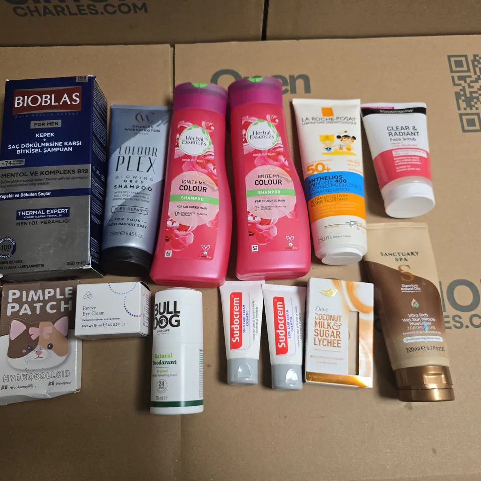 LOT OF APPROXIMATELY 25 ASSORTED HEALTH AND BEAUTY ITEMS TO INCLUDE HERBAL ESSENCE SHAMPOO, SUDOCREM HAND CREAM AND PIMPLE PATCHES