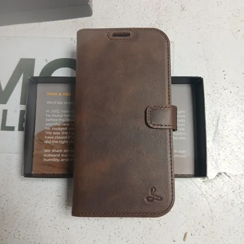SNAKEHIVE LEATHER FLIP CASE FOR IPHONE 17 