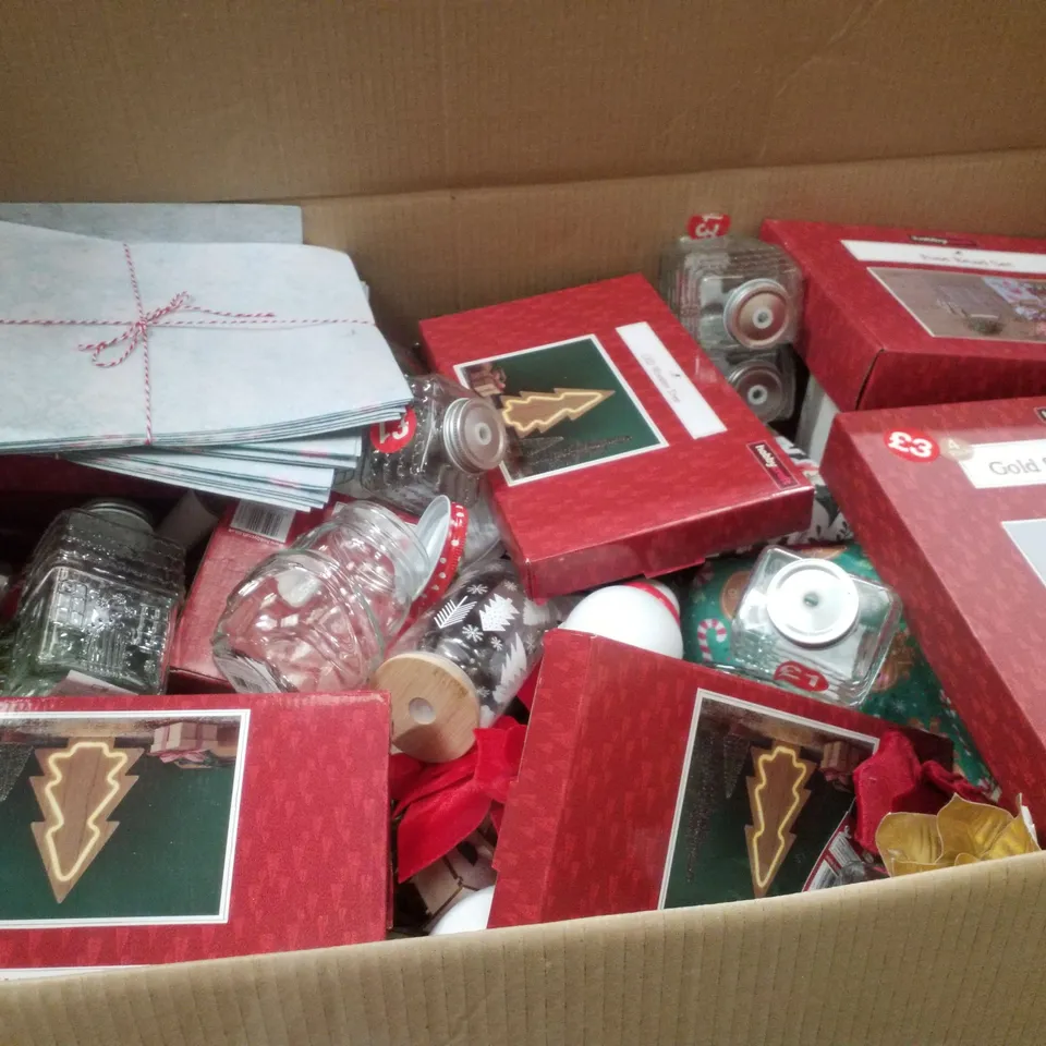 PALLET CONTAINING ASSORTED CHRISTMAS PRODUCTS & DECORATIONS INCLUDING GOLD SHIMMER WALL TILE, LED WOODEN TREE, FUSE BEAD SET, GLASS DRINKING JARS & ASSORTED FELT SHEETS
