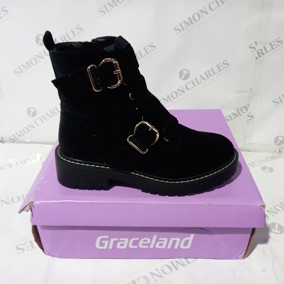 GRACELAMD BLACK VELEVT LACE UP BOOTS SIZE 4