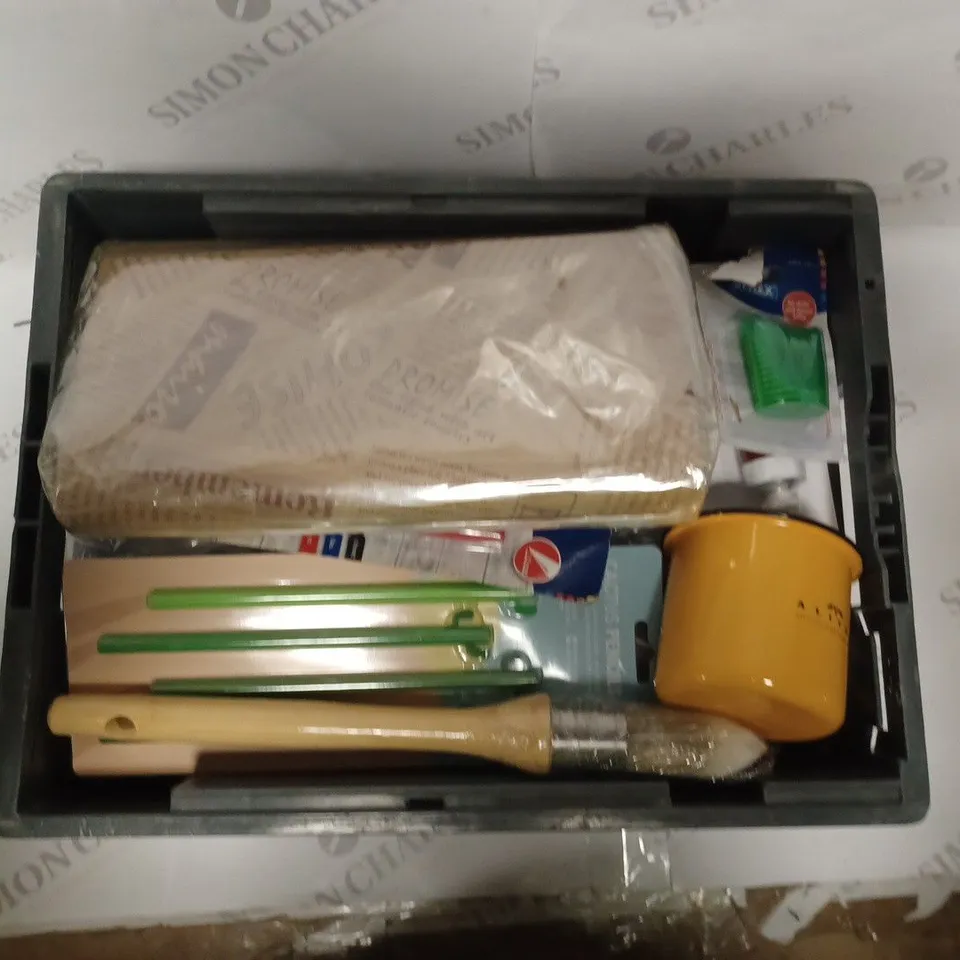 APPROXIMATELY 20 HOUSEHOLD ITEMS TO CONTAIN LARGE PAINT BRUSH, STYLEC PENS PACK OF TEN, STYLEX PENCIL SHARPENER 