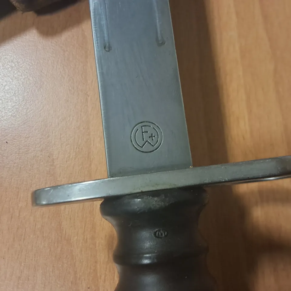 9" DOUBLE EDGED KNIFE WITH SHEATH 
