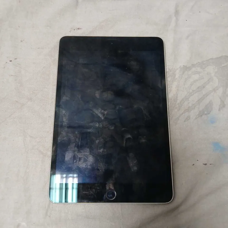 APPLE IPAD MINI 4TH GEN - SILVER