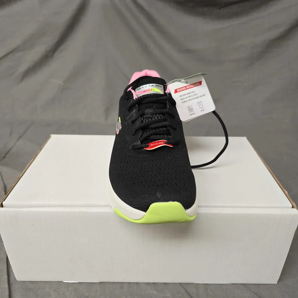 PAIR OF SKECHERS ARCH FIT TRAINERS IN BLACK - 6.5