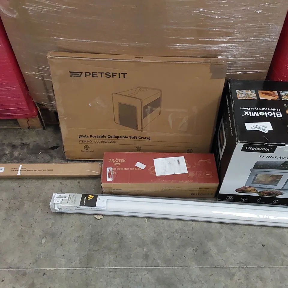 PALLET OF ASSORTED ITEMS INCLUDING: AIR FRYER, KID'S METAL DETECTOR, ROLLER BLINDS, PORTABLE PET CRATE, BAMBOO WALL SHELF 