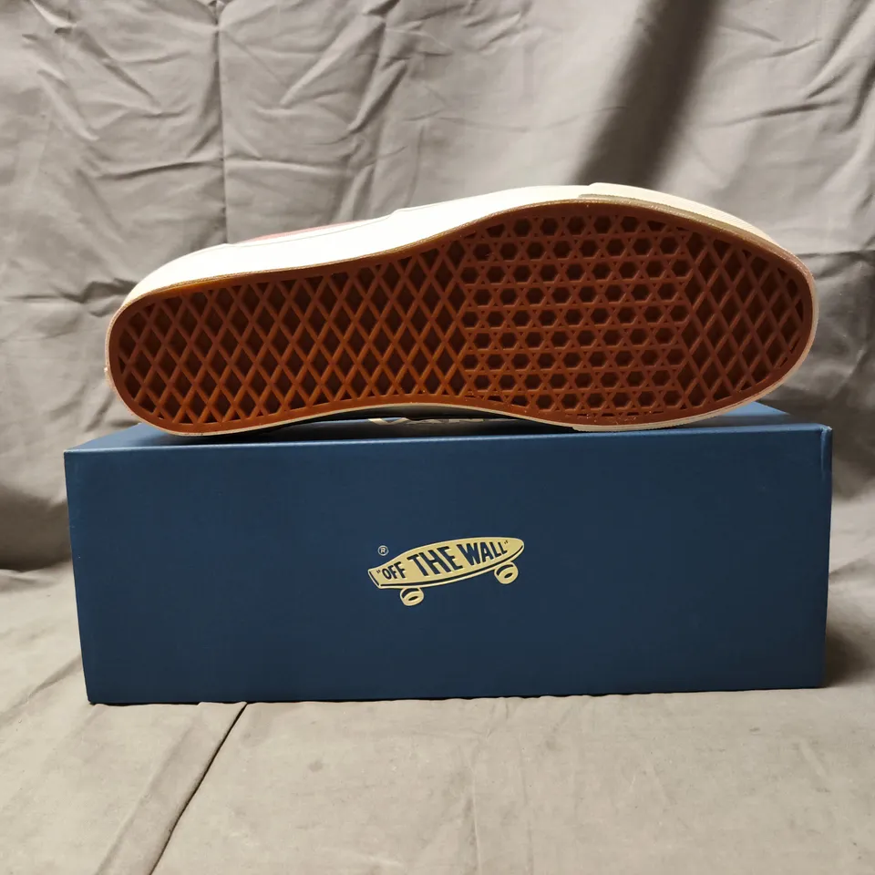 BOXED PAIR OF VANS LX ERA REISSUE 95 SHOES IN PINK W. CHECKERBOARD PATTERN SIZE 