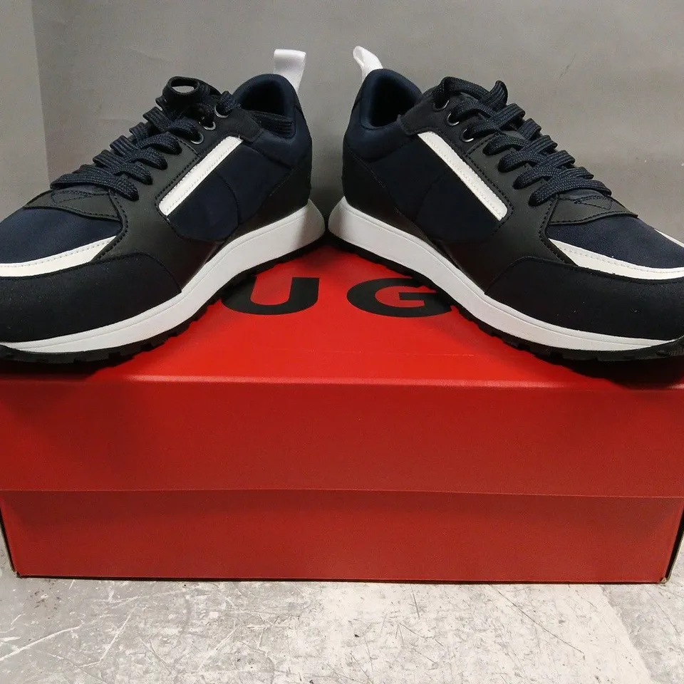 BOXED PAIR OF HUGO ICELIN RUNN PUMF SHOES IN BLACK/NAVY/WHITE SIZE UK 7
