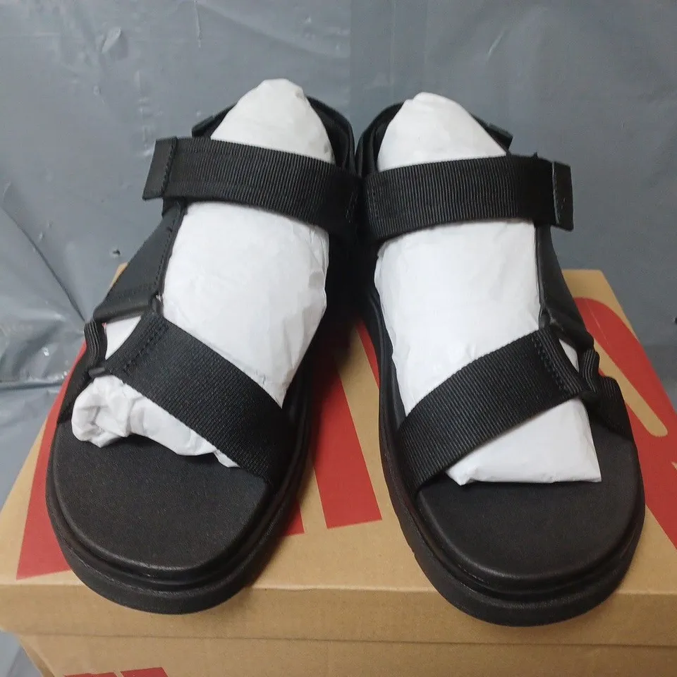 BOXED PAIR OF FITFLOP GEN-FF WEBBING/LEATHER BACKSTRAP SANDALS IN BLACK - UK 6