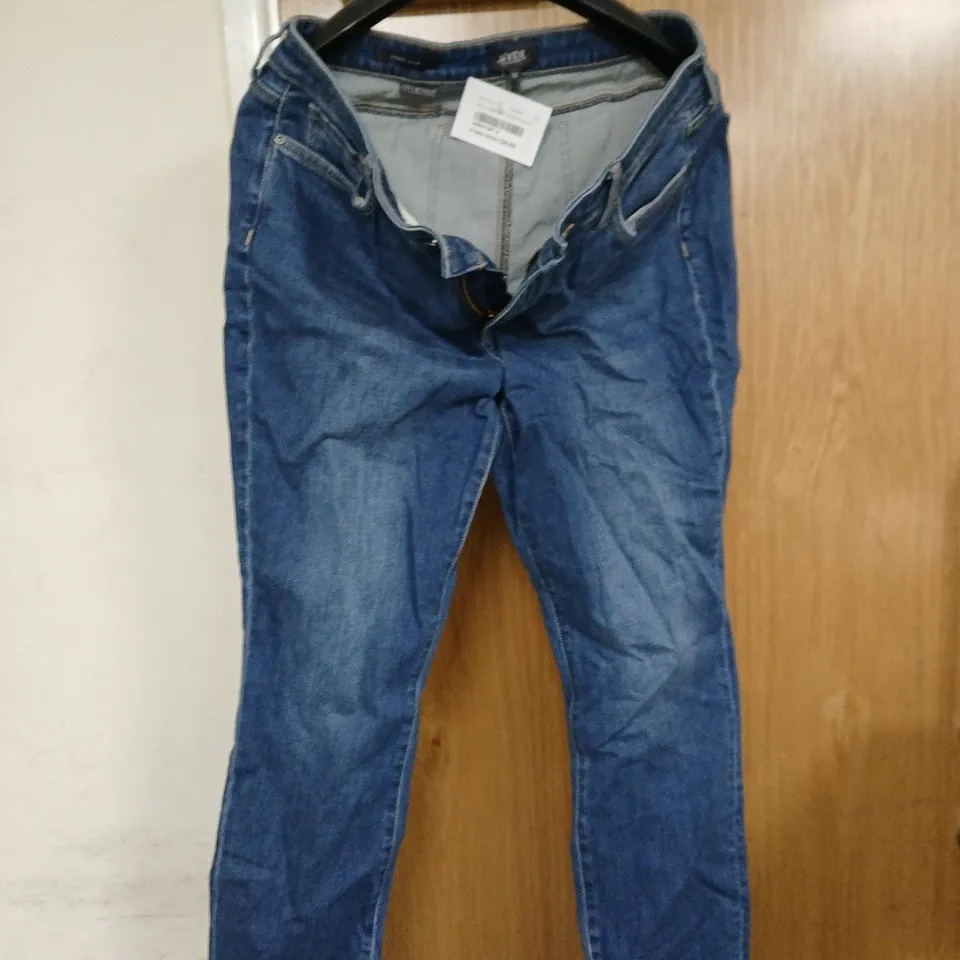 WOMEN'S CLOTHING BUNDLE: PATTERNED CARDIGAN, PINK KNIT CARDIGAN & DENIM JEANS BOX OF APPROXIMATLEY 20 ITEMS WOMANS CLOTHING .