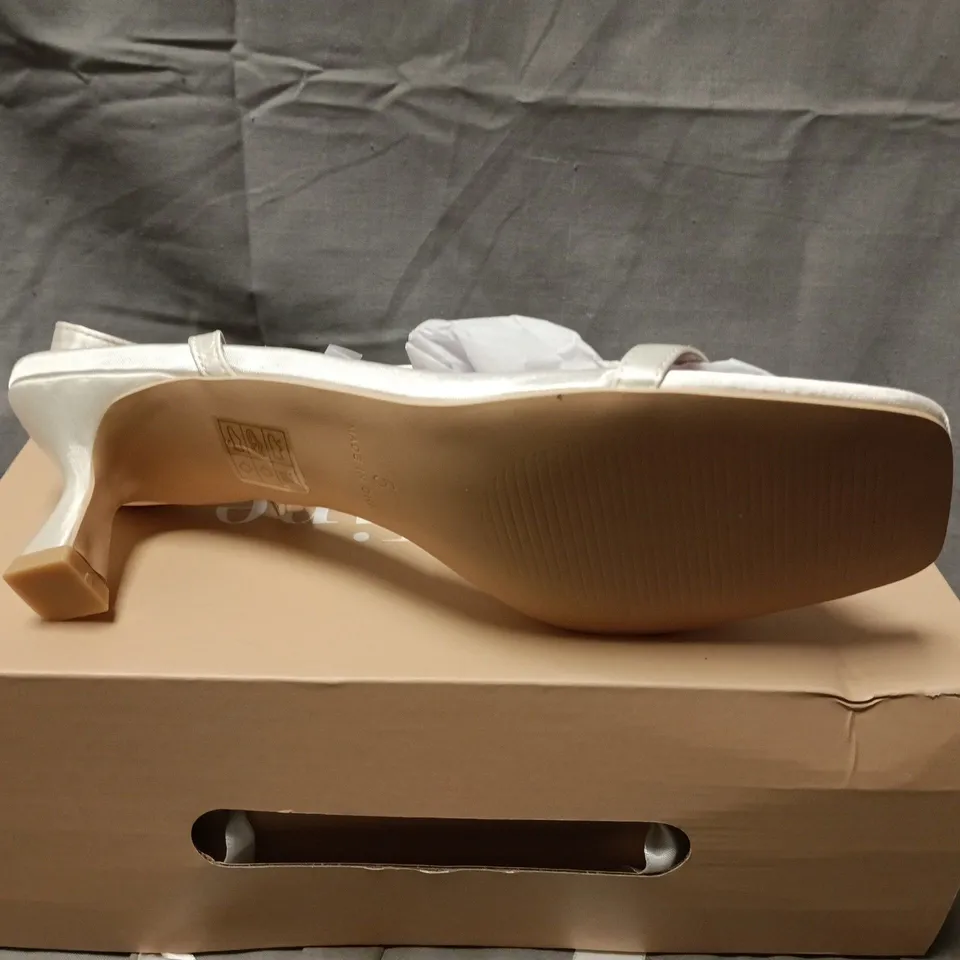BOXED PAIR OF BE MINE OAKLEY IVORY SATIN HEELS - SIZE 5